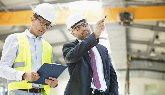 Orientación a un trabajador en un entorno industrial
