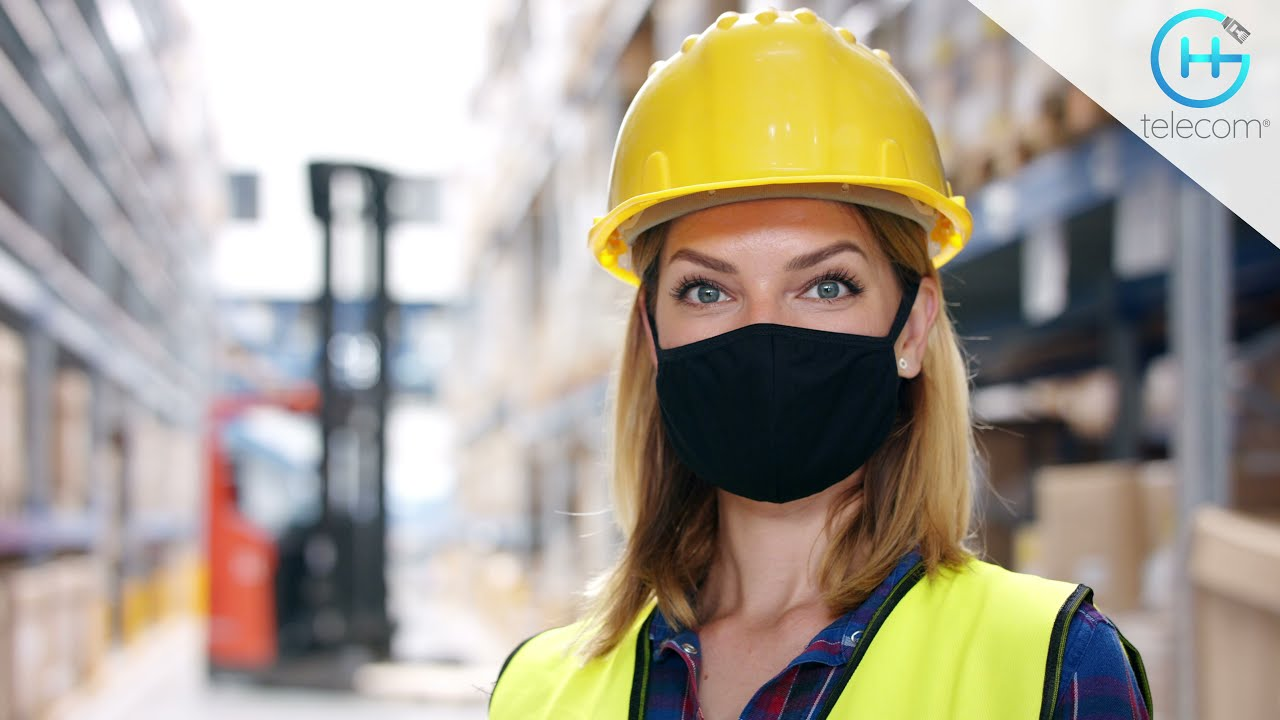 Trabajadora con equipo de protección personal