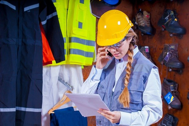 Profesional revisando documentación de seguridad en el trabajo